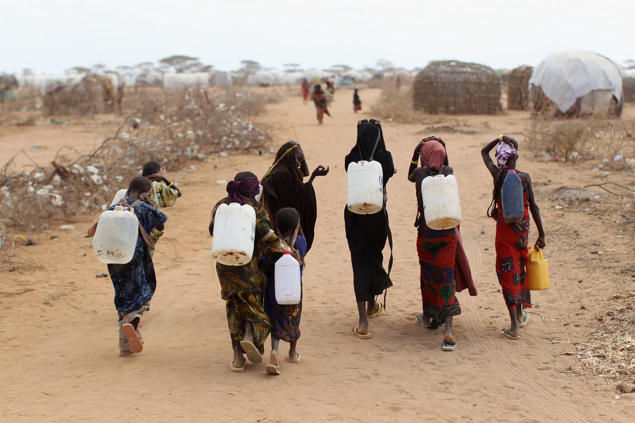 Más de 1,100 millones de personas en el mundo carecen de acceso directo a fuentes de agua potable. Millones de mujeres y niños deben caminar más de 10 kilómetros diarios para conseguirla. Un ejemplo de ello son los refugiados somalíes quienes caminan diariamente en Dadaab, Kenia. Este campo de refugiados está situado cerca de la frontera de Kenia con Somalia. Aunque fue diseñado originalmente en la década de 1990 para dar cabida a unas 90,000 personas, la ONU calcula que viven allí más de 360,000 personas. Oli Scarff / Getty Images