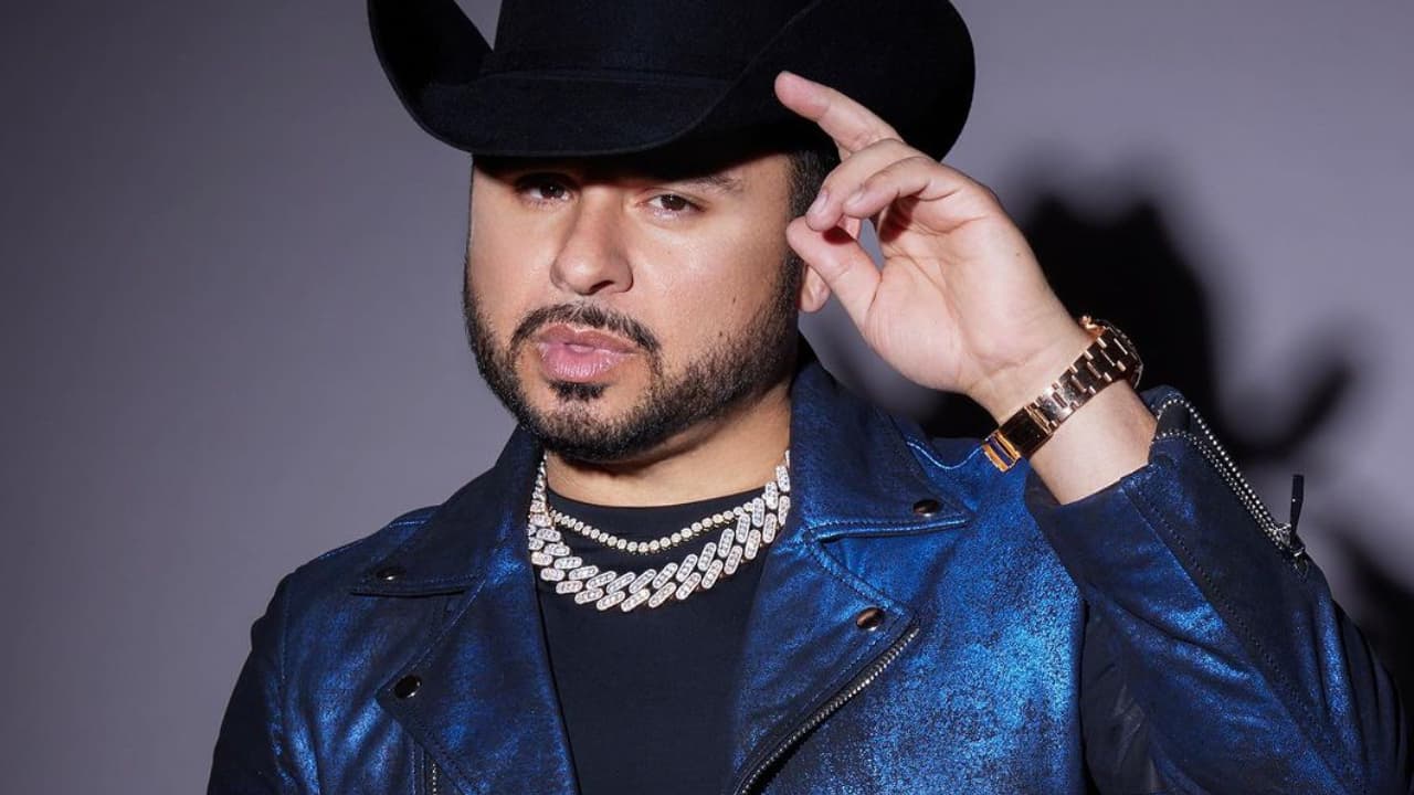 Captan a Larry Hernández portando un arma de alto calibre en México