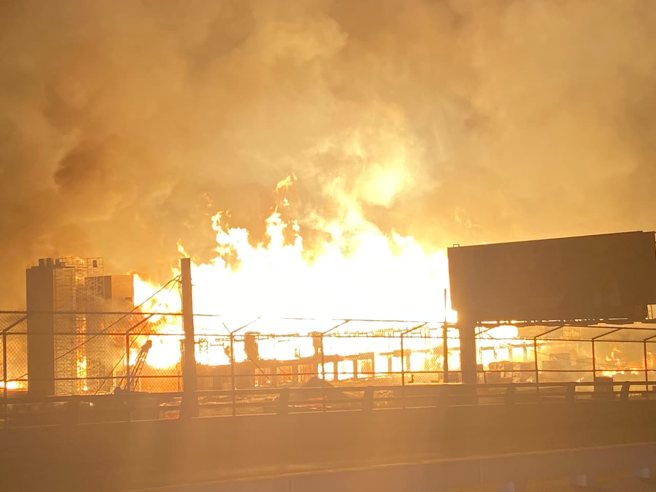 “Se asignaron tripulaciones y protegieron esos edificios del este”, informaron los bomberos a través de un comunicado de prensa la noche del domingo. 
<br>