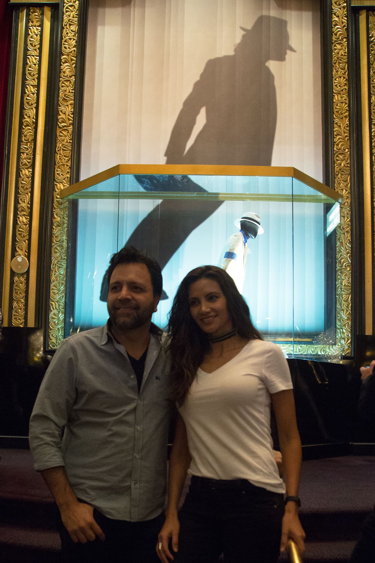 Después del show, los locutores decidieron tomarse una foto frente a esta imagen de Michael Jackson, muy representativa de su conocido paso de baile.