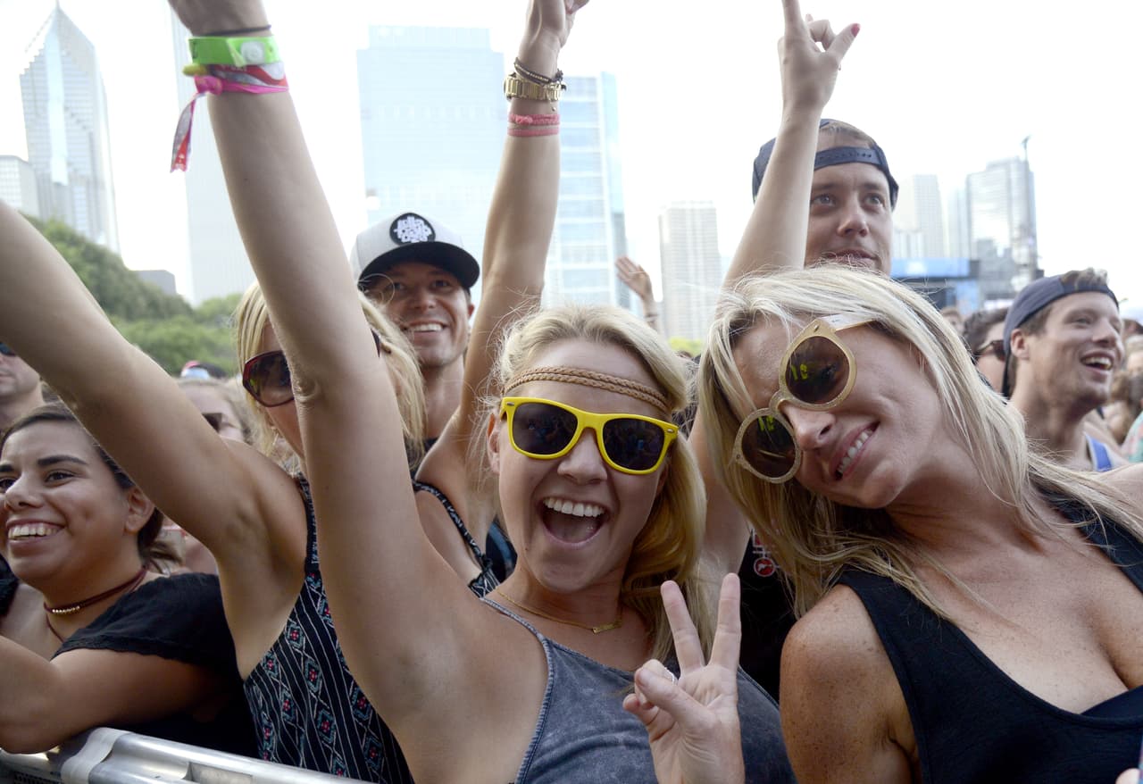 Ambiente del tercer día de conciertos de Lollapalooza 2016. Mira fotos de las actuaciones de Red Hot Chili Peppers y muchas estrellas más. Además del ambiente en el Grant Park.