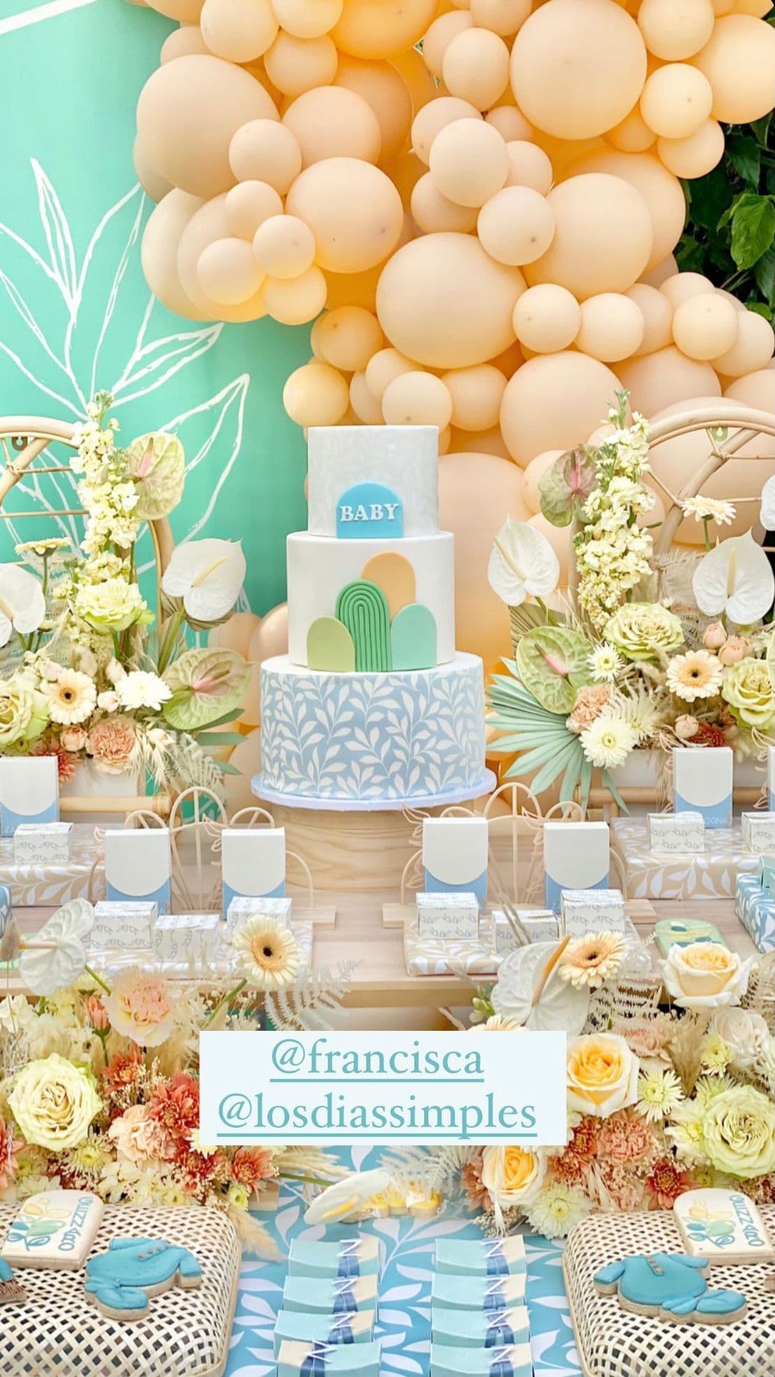 Además, había una mesa con regalitos para los invitados y un pastel de tres niveles adornado con fondant blanco y detalles azules.
