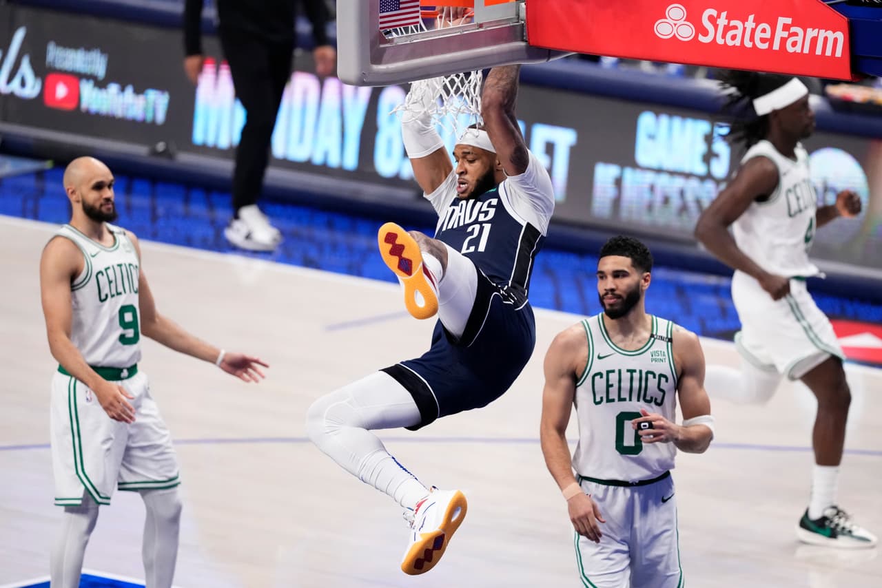 Daniel Gafford se cuelga del aro tras anotar contra los Boston Celtics durante la segunda parte del cuarto partido de las finales de baloncesto de la NBA.