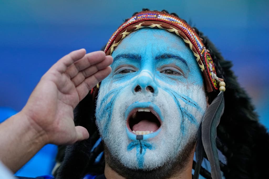 Los aficionados reaccionan antes del partido de fútbol del Grupo H de la Copa Mundial.
