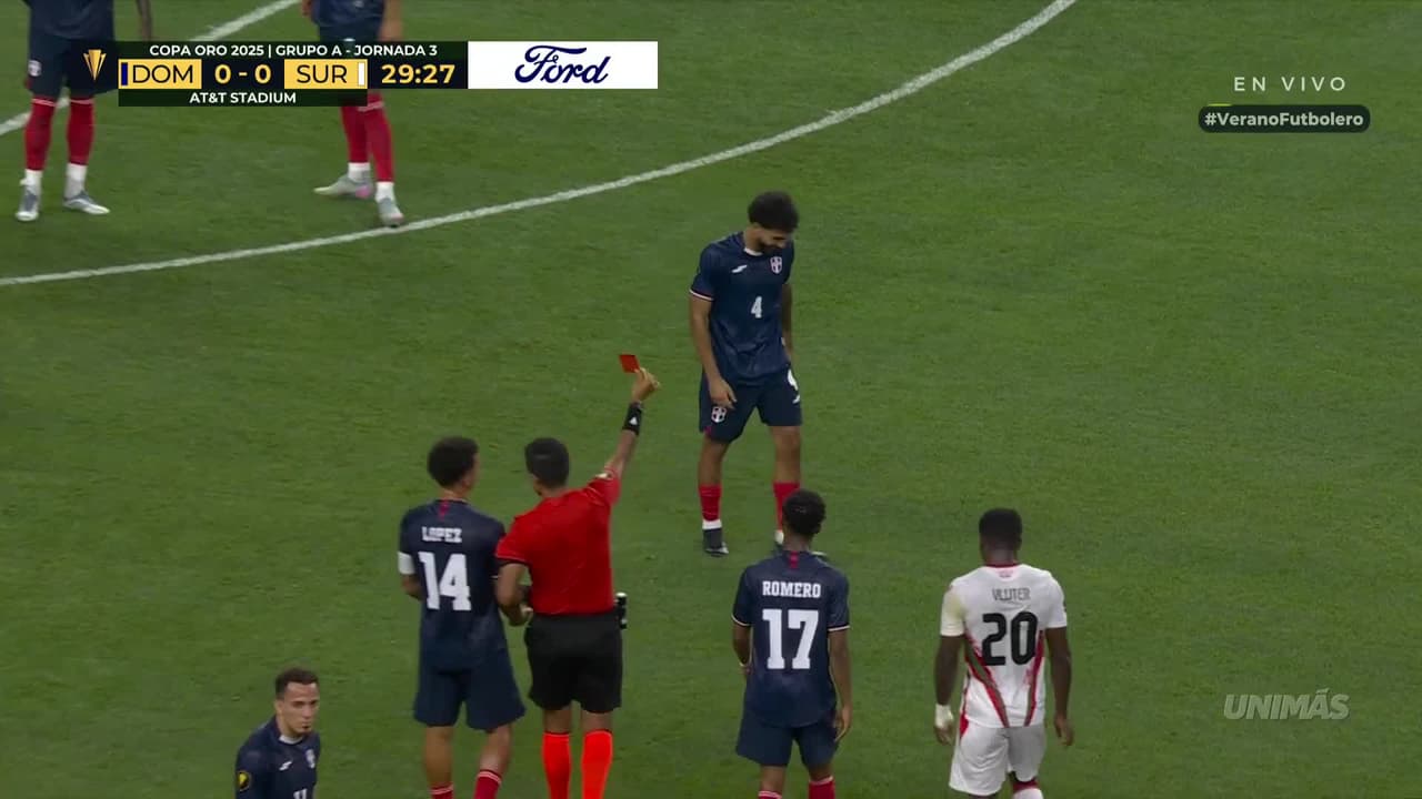 ¡Jugada dudosa! Expulsan a Pujol por falta cerca del área