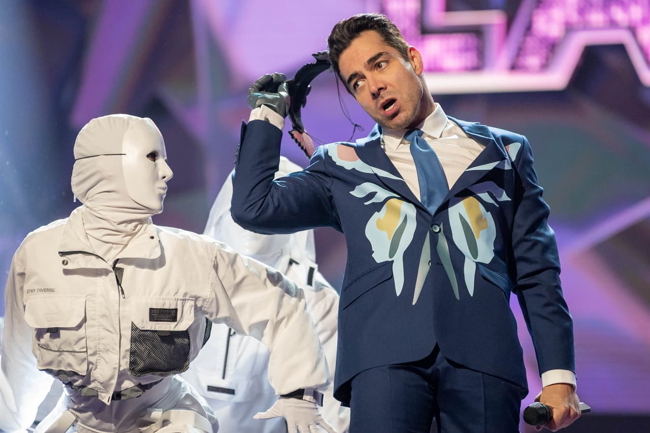 Nuestro versatil conductor nos sorprendió con sus mejores pasos y al final se quitó el antifaz para dar inicio a nuestro show, en el que conocimos a los seis últimos personajes que integran esta segunda temporada del show.