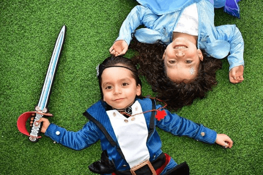 La actriz compartió fotografías de los pequeños y sorprendió porque los dos son cada vez más parecidos a Jorge Salinas.