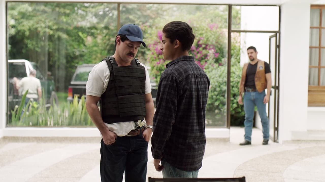 Before leaving, he faced 
<b><a href="http://www.univision.com/series/el-chapo/hector-munoz-is-el-moreno-in-el-chapo">‘El Moreno’s</a></b> complaints. His own son demanded him to avenge the death of 
<b>‘El Pollo’</b>, but the leader of 
<b>'La Federación'</b> explained that the business must prevail before vengeance.