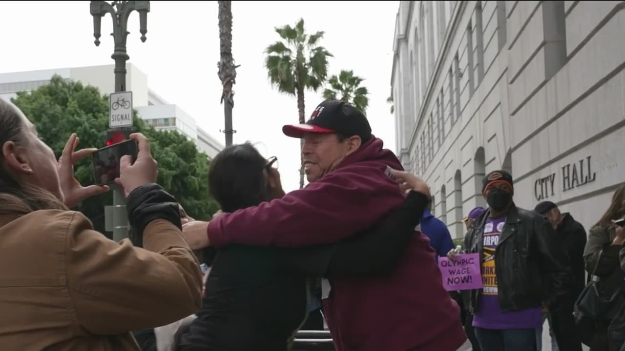 Tras huelga de hambre, aprueban ‘salario olímpico’ para trabajadores de  turismo en Los Ángeles