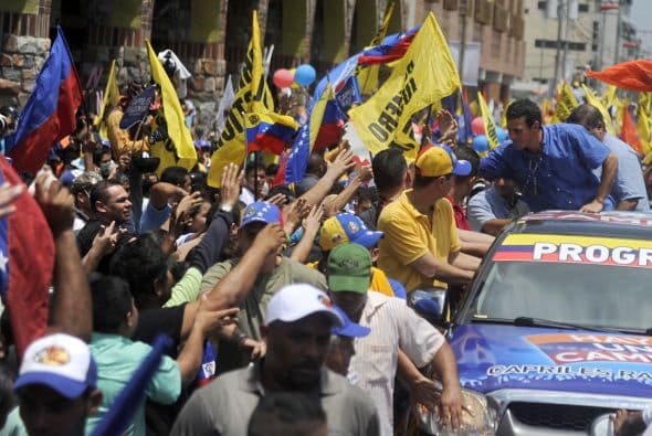 El candidato de la oposición venezolana a la Presidencia, Henrique Capriles, cerró hoy la campaña electoral con un acto multitudinario en Barquisimeto (oeste) en el que proclamó que es la hora de avanzar y aseguró que el presidente, Hugo Chávez, no va a detener ese avance.