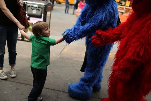 Otro hombre vestido como Cookie Monster de "Sesame Street", fue arrestado en junio pasado después de que presuntamente empujara a un niño de 2 años de edad.