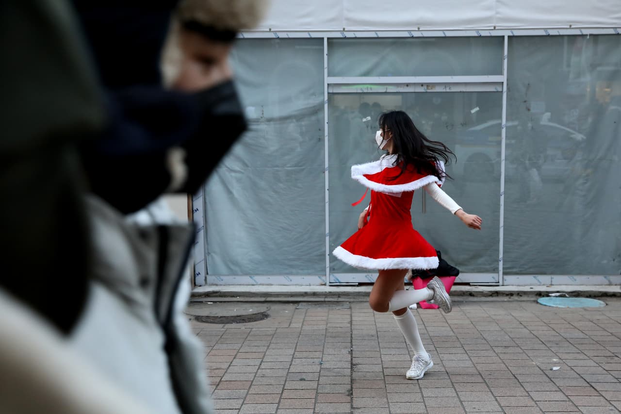 Una youtuber surcoreana baila en un distrito comercial de Seúl, en Corea del Sur.