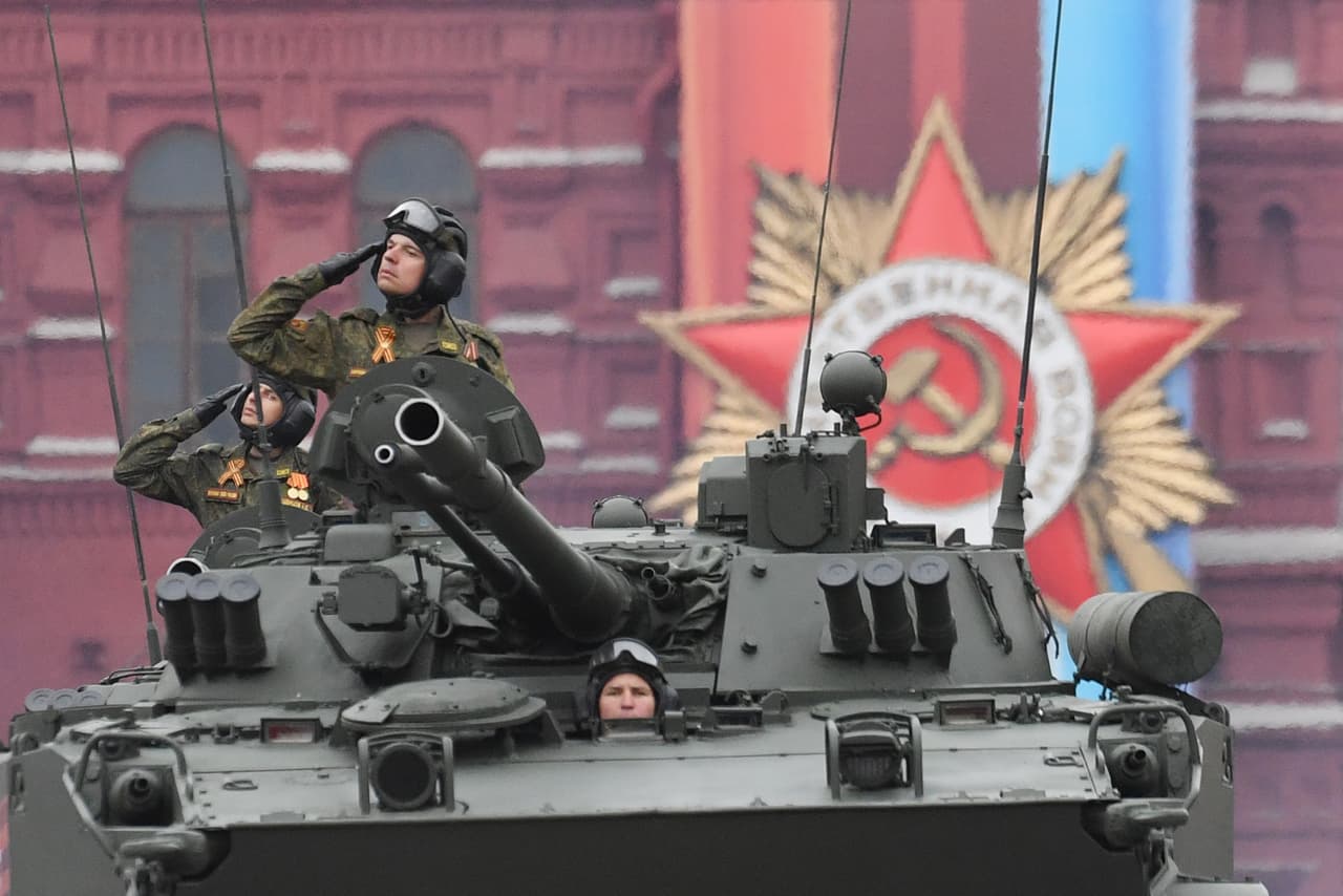 <b>Puesto 2. Rusia.</b> Tiene una población aproximada de 142,000,000 de personas y su fuerza armada cuenta con 
<b>3,586,449</b> oficiales, la mayoría reservistas. Posee 4,078 aeronaves militares, 21,932 tanques, 352 buques (un portaaviones, 13 destructores y 56 submarinos, entre otros). Rusia posee un 
<i>Powerindex </i>de 0.0639 puntos.