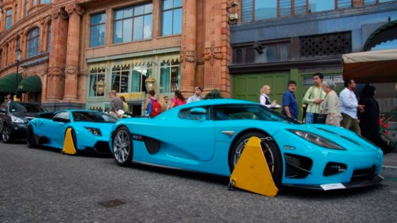 Esta no es la primera vez que este carro consigue la atención de los medios sociales. La primera vez fue fotografiado con una ‘bota’, junto a un Lamborghini con un color muy parecido, frente a una tienda de lujo.