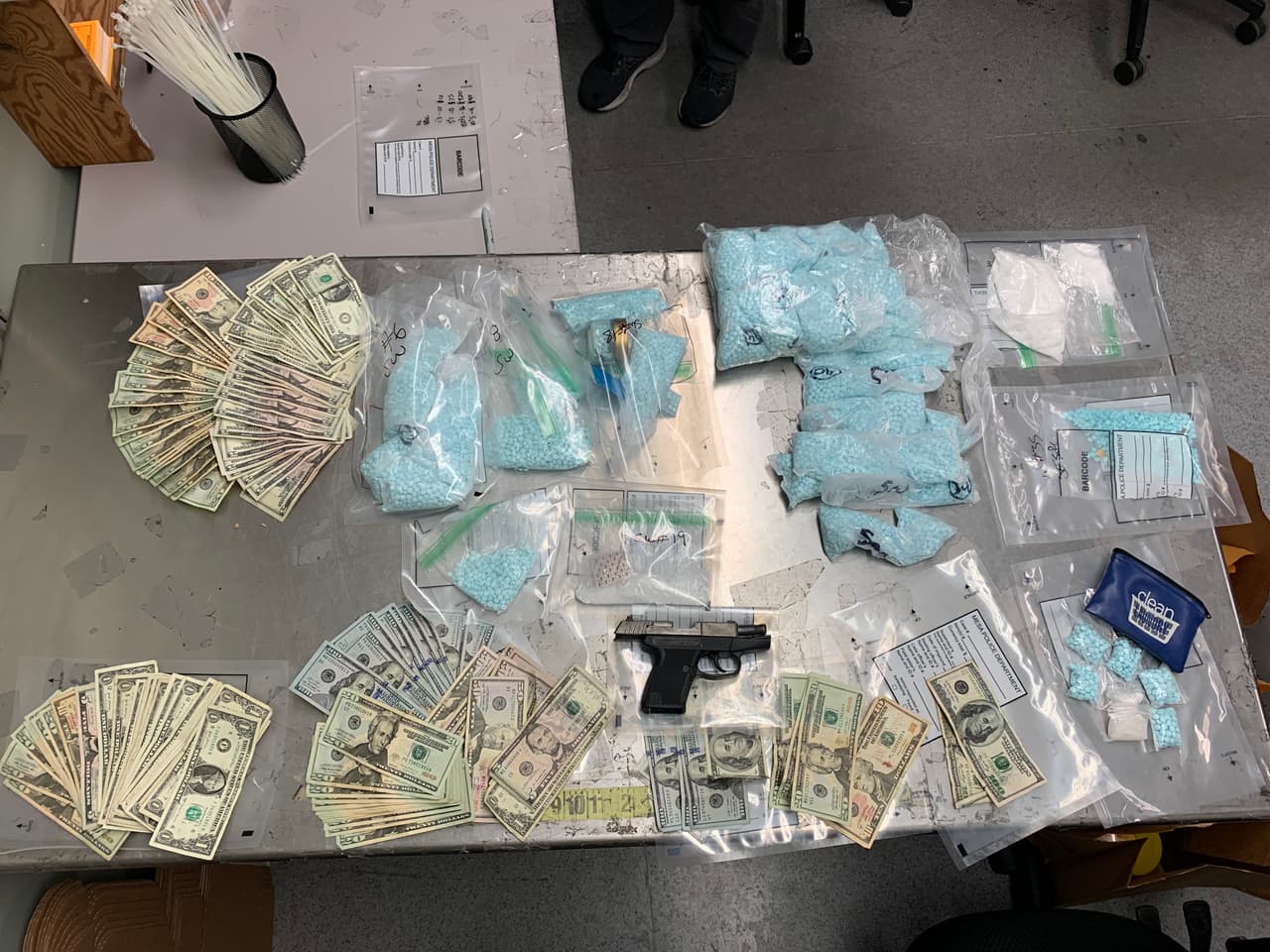 El Departamento de Policía de Mesa realizó dos importantes redadas de drogas el 9 de noviembre pasado. Y aunque los casos no estaban relacionados entre sí, dejaron un importante e histórico decomiso de drogas ilegales como pastillas y polvo de fentanilo, metanfetamina, heroína y cocaína.