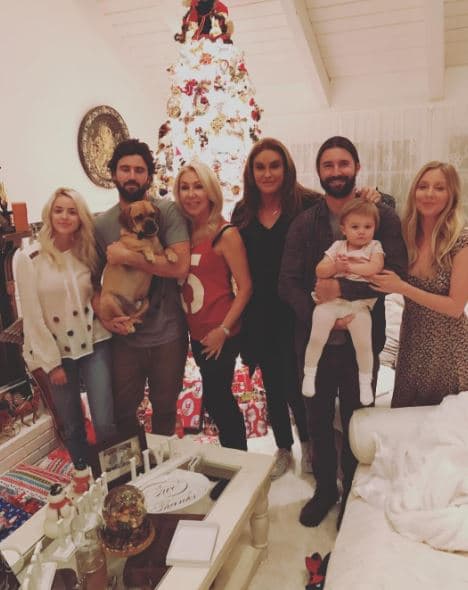 La actriz Linda Thompson (de rojo) estuvo casada con Bruce Jenner de 1981 a 1986. Con ella, Bruce tuvo dos hijos, Brandon y Body.