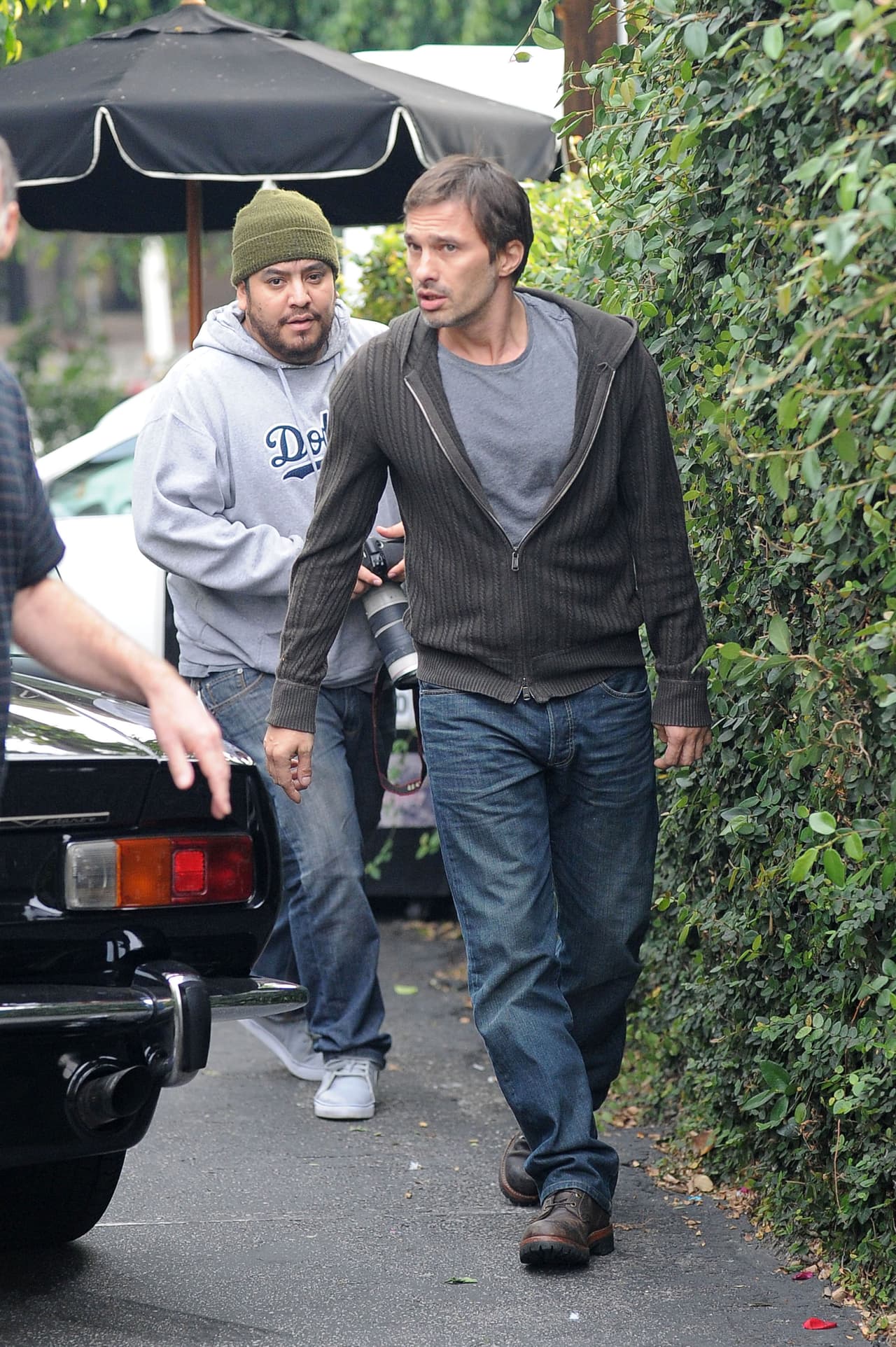 Ella solamente sonrió para las fotos, pero el francés no estaba de buen humor.