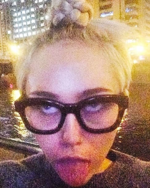 Miley sí que es un zombie en potencia. No confome con la vida escandalosa que lleva, se toma estas fotos que no la favorecen, ¡en lo absoluto!