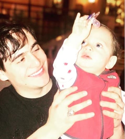 El pequeño José Julián se ha convertido en el motor de la vida de Julián, quien dejó atrás los momentos de rebeldía desde que se estrenó como papá.