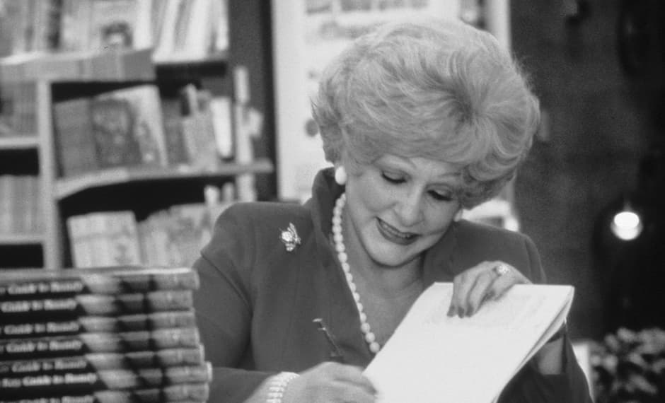 <b>Mary Kay. </b>Cuando un compañero de trabajo, que ella había entrenado, fue promovido a un puesto superior al de ella, 
<a href="http://www.biography.com/people/mary-kay-ash-197044#early-career">Mary</a> renunció para escribir un libro sobre ventas. Así nació la idea de su propia empresa. Aplicó su experiencia de 25 años en la venta directa para vender productos de belleza. Sus representantes comprarían los productos a precio de mayoreo para venderlos a precio de menudeo y disfrutarían de un programa de incentivos.
<br>