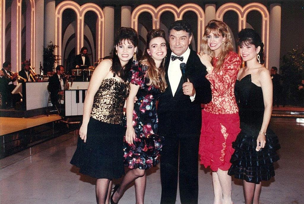 Cada sábado podíamos ver a la cubana con vestidos entallados conforme a la moda ochentera.