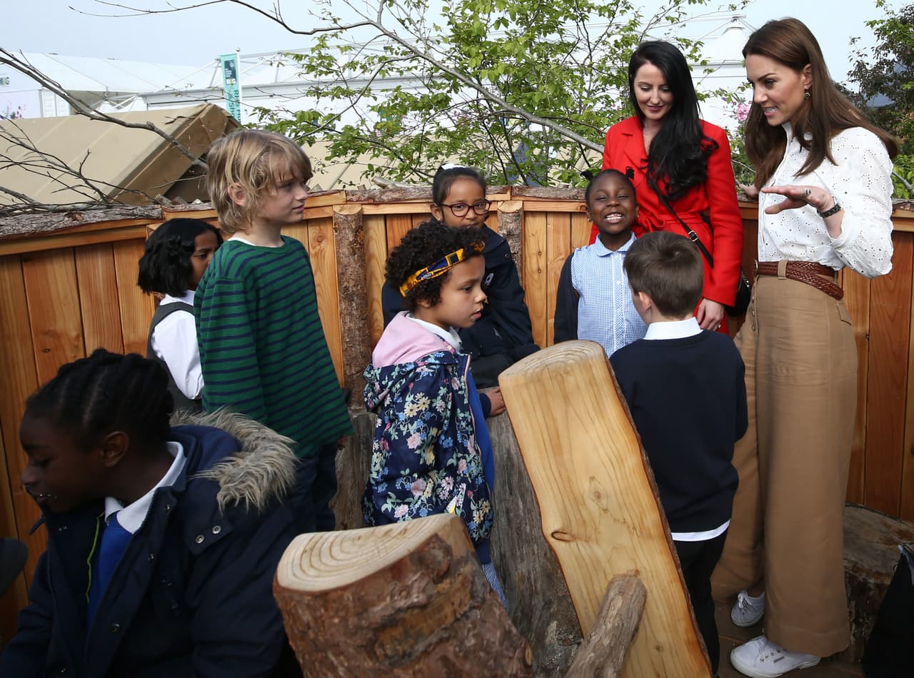La duquesa de Camdridge, casada con el príncipe William, también dio sus razones del por qué cree que las actividades al aire libre fomentan la salud mental, no solo de los niños, sino también de los adultos.
<br>