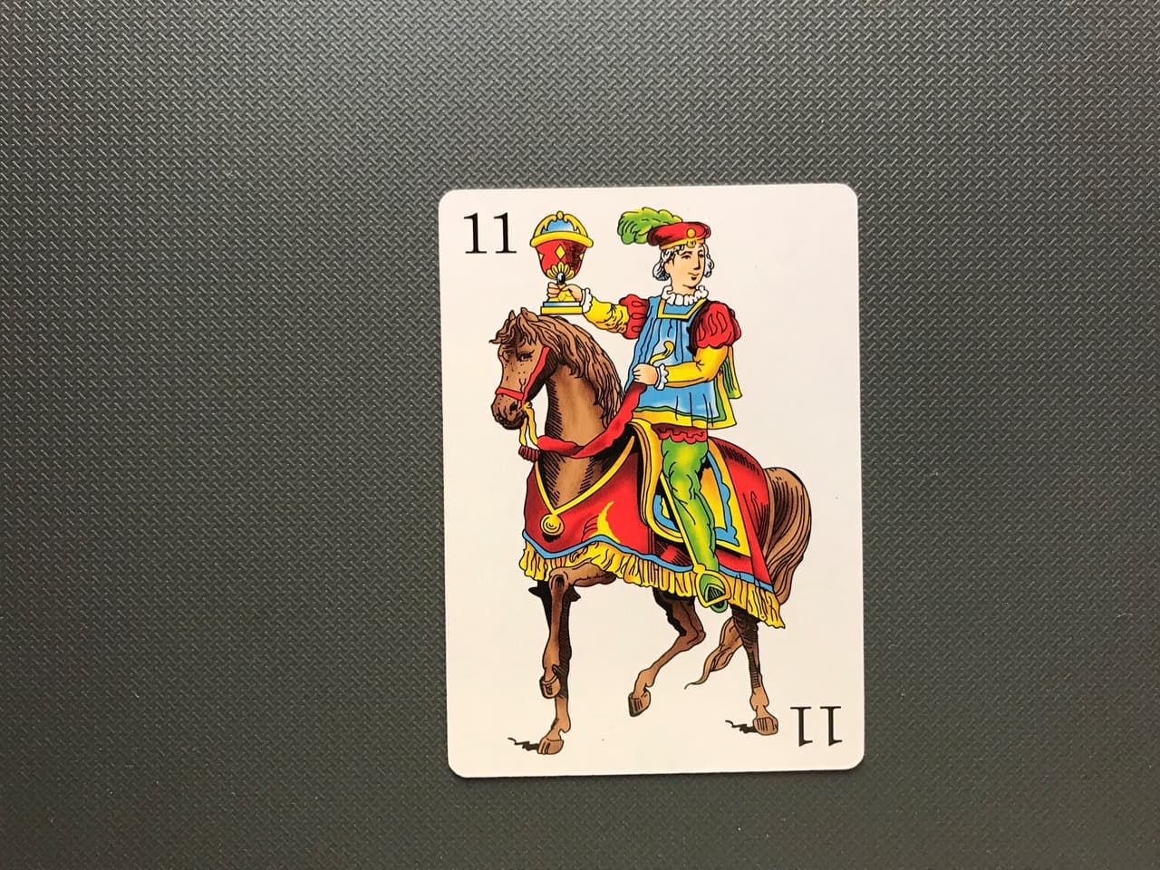 Finalmente, las copas se relacionan con todo lo que tenga que ver con el amor, la familia, las amistades, nuestro corazón. Todos aquellos sentimientos amorosos del consultante con su pareja o cualquier ser querido.