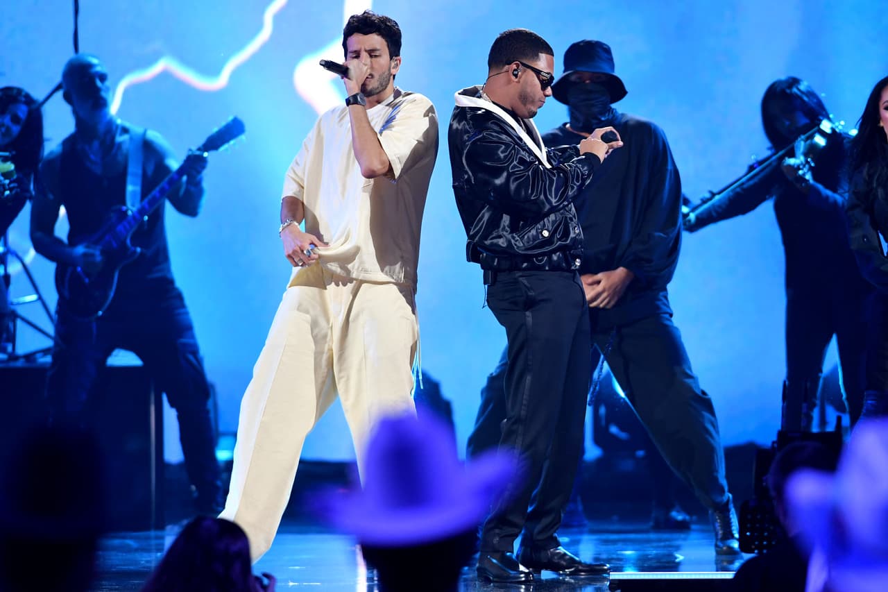 La noche más esperada del verano comenzó con la participación musical de
<b>Sebastián Yatra y Myke Towers</b>.