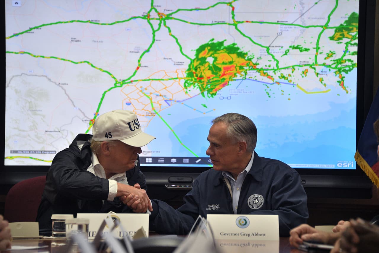 El presidente Donald Trump apoyó al gobernador de Texas desde el primer momento de la emergencia. “Nadie ha visto algo como esto y solo quiero decir que trabajar con el gobernador y todo su equipo ha sido un honor para nosotros”, aseguró el presidente.