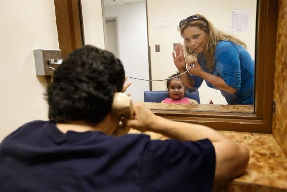 A diario se viven escenas como la de la fotografía, donde un hijo o una hija visita a su papá en el Centro de Detención de Inmigración. Después llega la partida a su país de orígen para el padre indocumentado ante el dolor de su familia que se ve obligada a quedarse en EU.