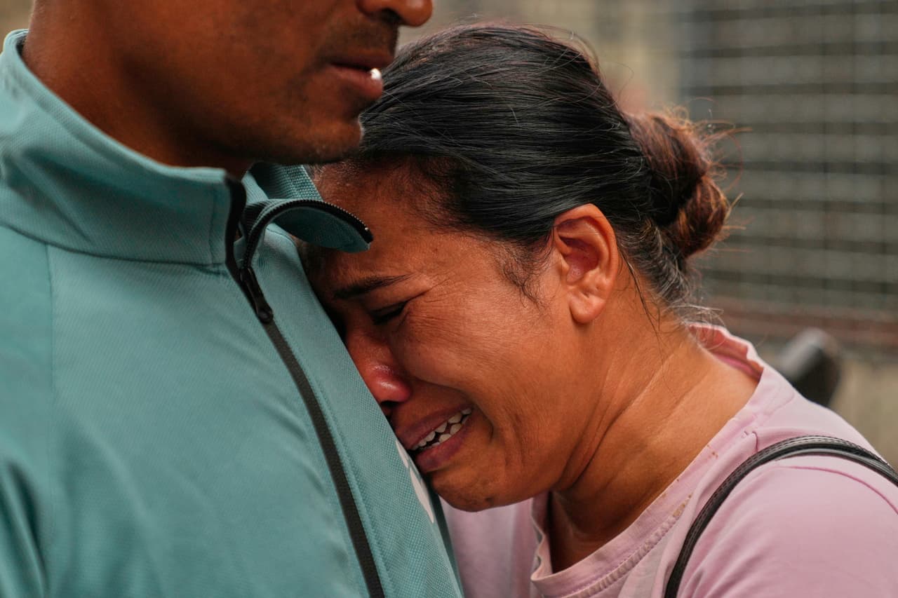 Un familiar consuela a Sabina Dangal a las afueras de un hospital público mientras espera noticias de su hermano, desaparecido tras las inundaciones repentinas, en Katmandú, Nepal, el viernes 28 de agosto de 2026.