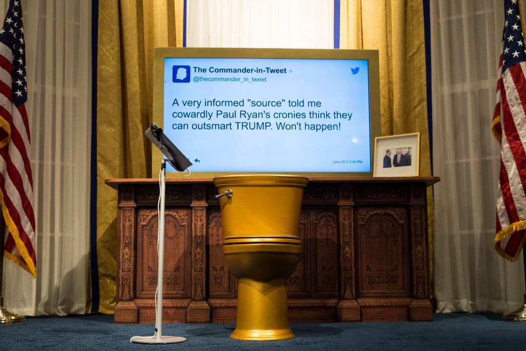 El Daily Show incluso montó una suerte de despacho presidencial con una pantalla gigantesca con las publicaciones del 'comandante en jefe de los tuits'. Incluye un inodoro dorado y hasta una peluca que los visitantes se podían poner para sacarse su foto. (Drew Angerer/Getty Images)