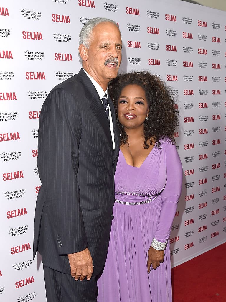 <b>Oprah Winfrey y Stedman Graham</b>
<br>Él tiene una firma de relaciones públicas, mientras que ella es una una de las conductoras de televisión y empresarias más poderosas del mundo.