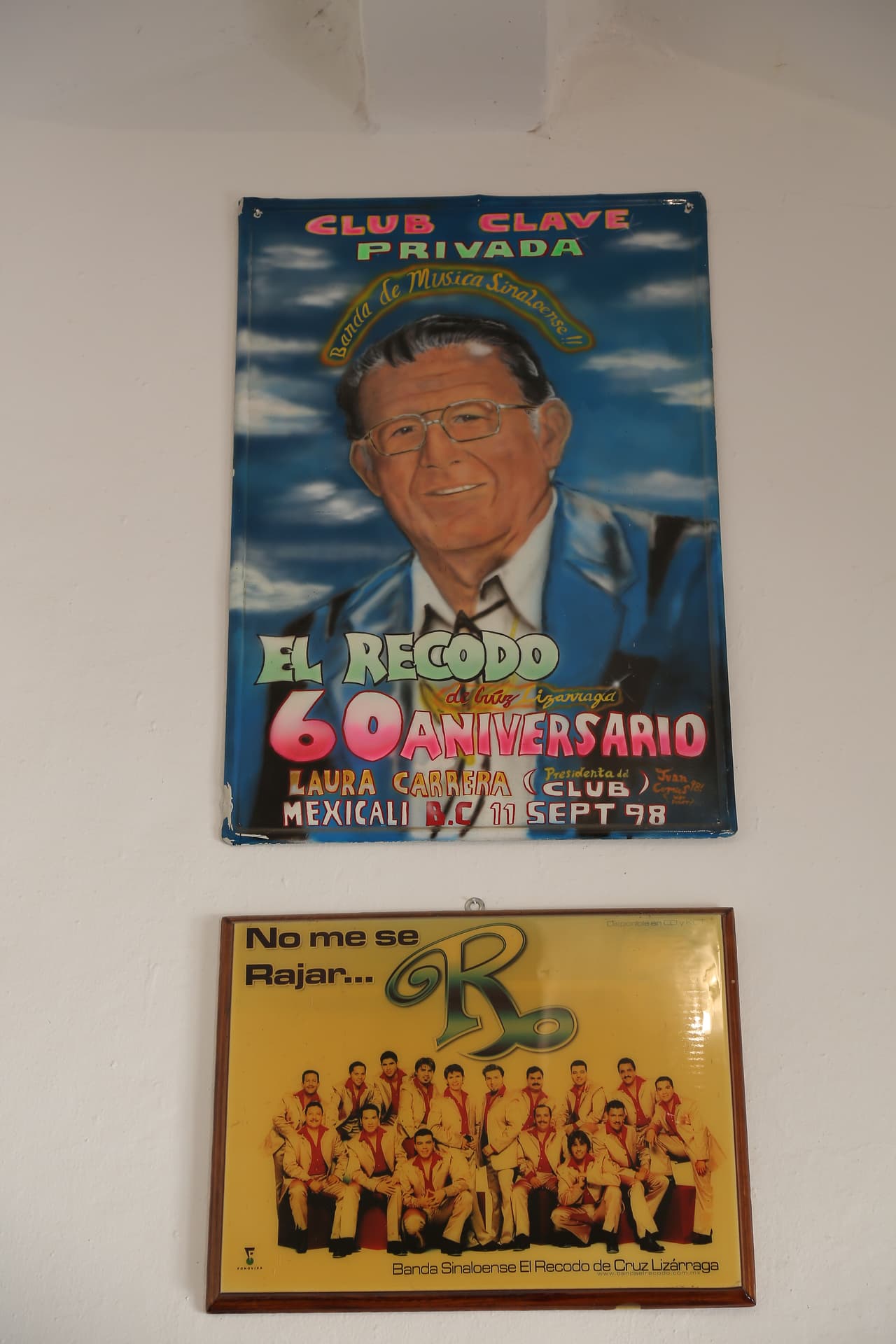 Se pueden encontrar fotografías, pósters, portadas antiguas de discos, entre otras litografías.