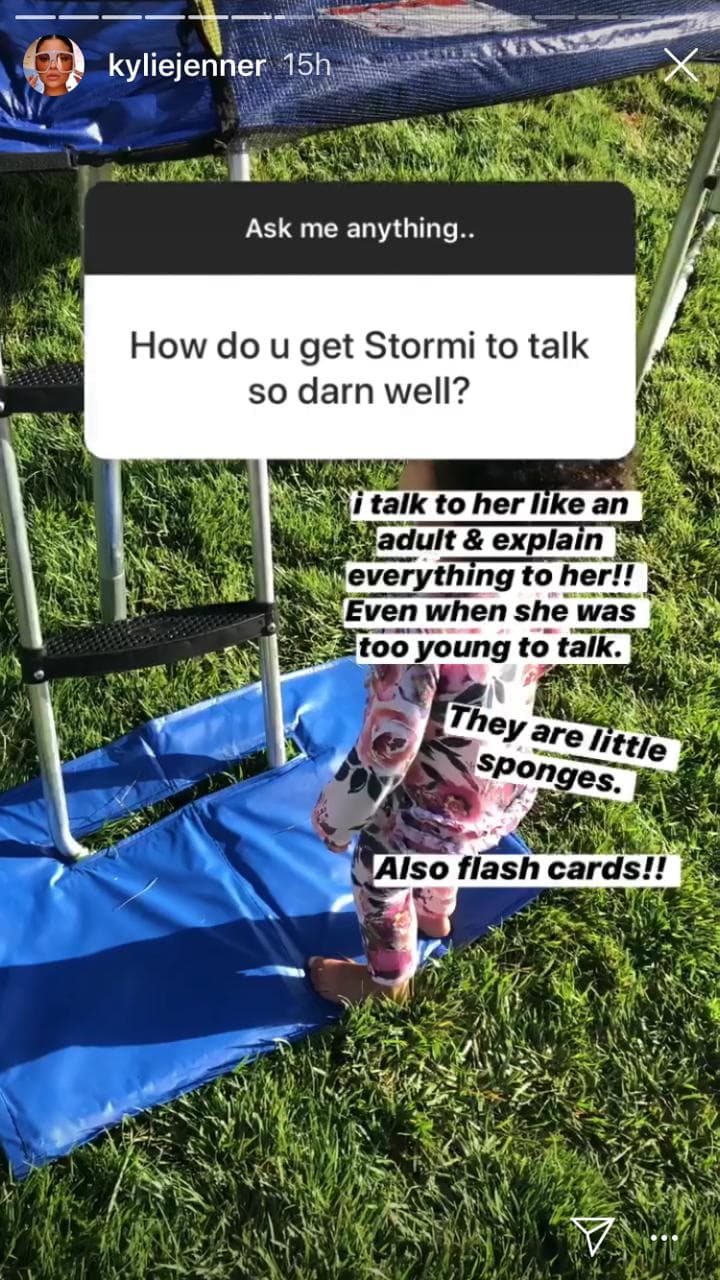 Finalmente, otro de sus seguidores le preguntó sobre el método que ha utilizado con su hija Stormi para que esta pueda tener una excelente dicción a su corta edad. La estrella dijo que habla con su hija "¡como una adulta y le explico todo! Incluso cuando era demasiado joven para hablar", detalló. "Son pequeñas esponjas. Además, son tarjetas de memoria flash".