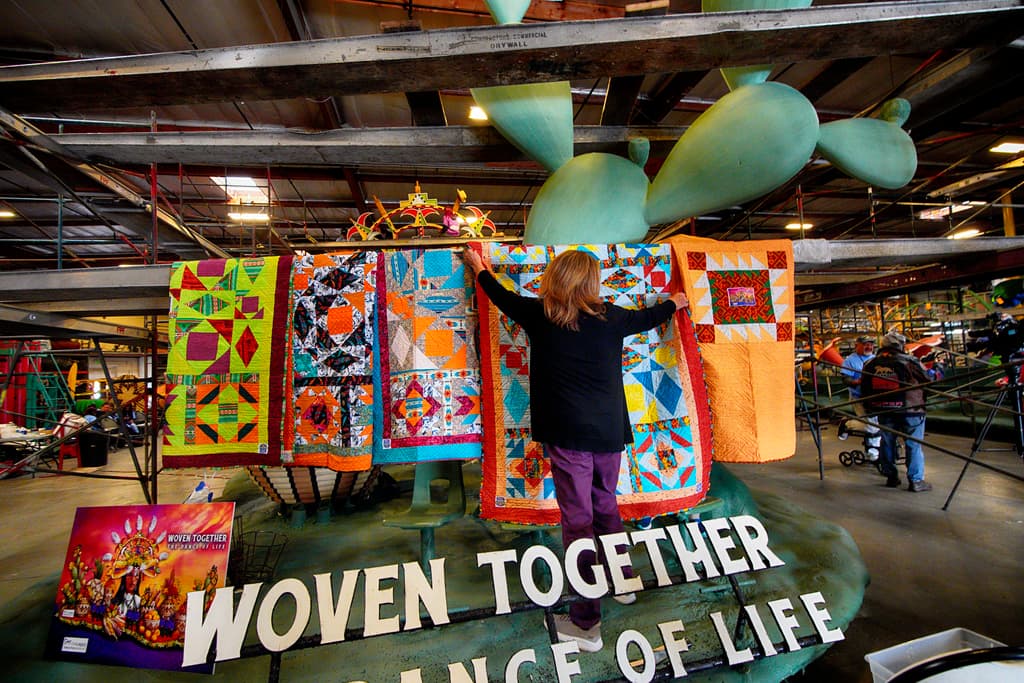 Después, Carrie Holland colgó en la plataforma el edredón que trabajó en honor a 34 donantes de órganos, incluyendo a su hermano Marty Palmanteer.