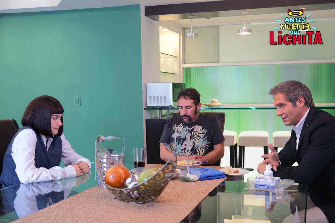 Roberto, que estaba de visita con Mateo, llega a su casa y Lichita lo pone al tanto sobre la presentación de Oki Oki Jinsei.