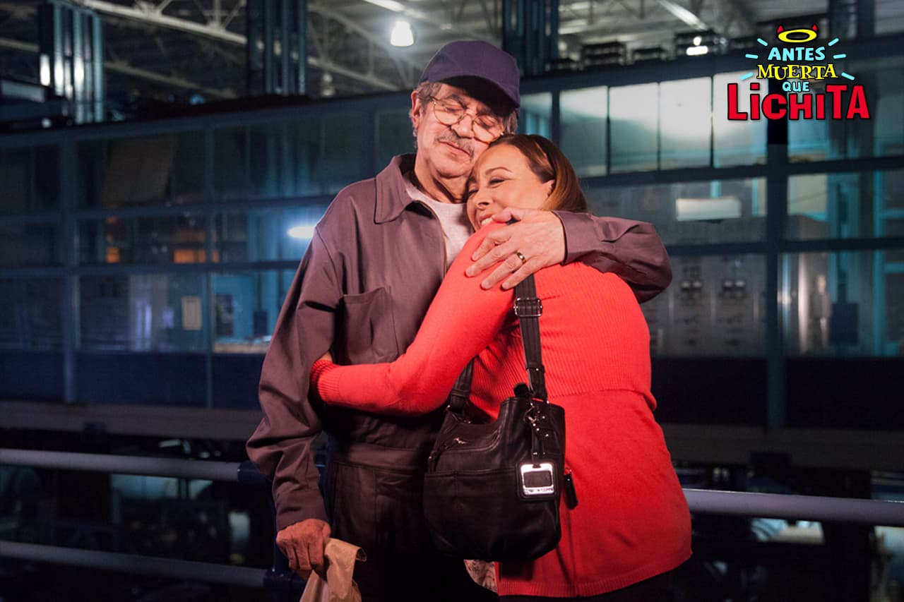 Elsa descubre que el nuevo trabajo de Nacho no es de vigilante, sino de afanador en una fábrica.