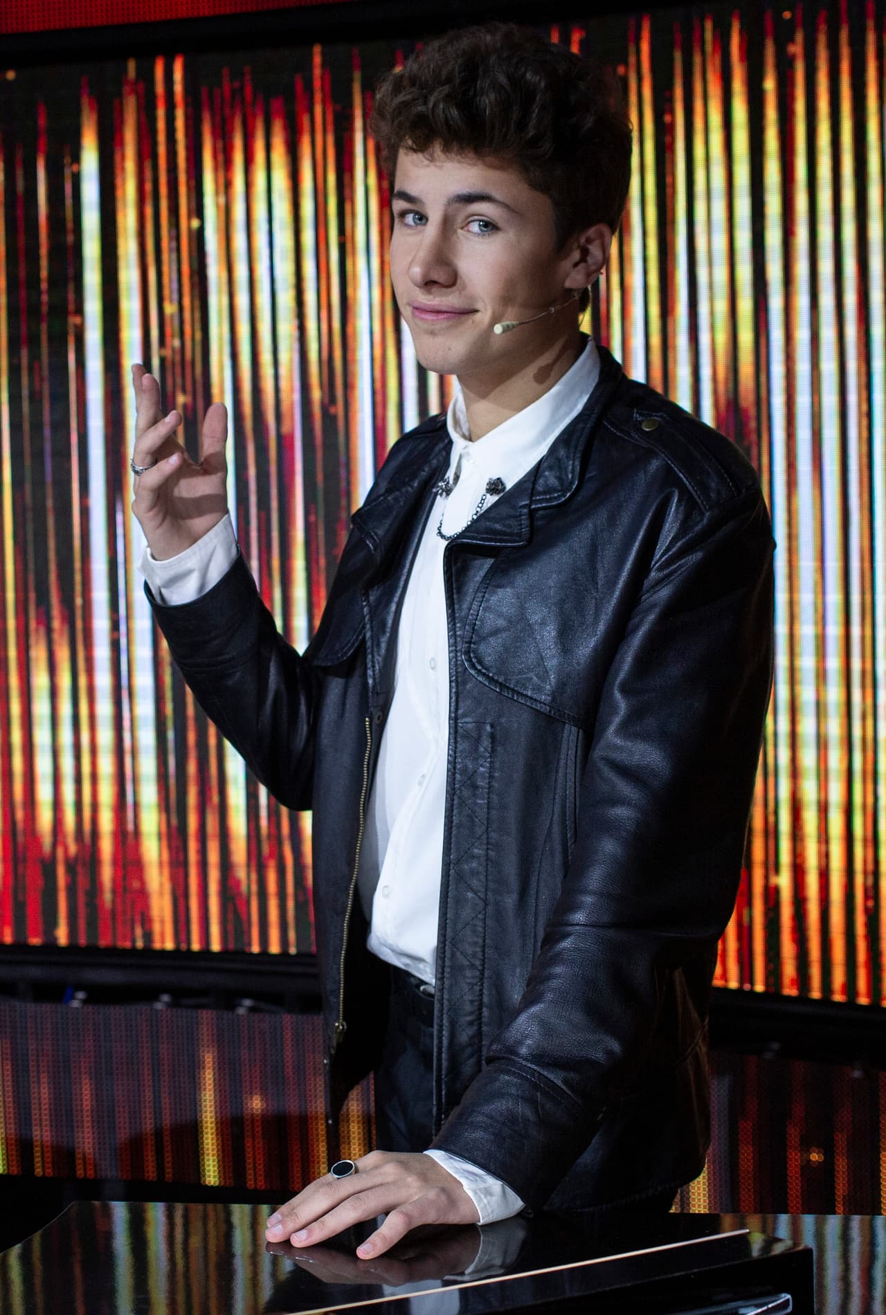 Por su parte Juanpa Zurita, quien esa noche se ganó el cariño de varios de los niños, lució fiel a su estilo y edad, más desenfadado, pero impecable para su primera noche de juez.