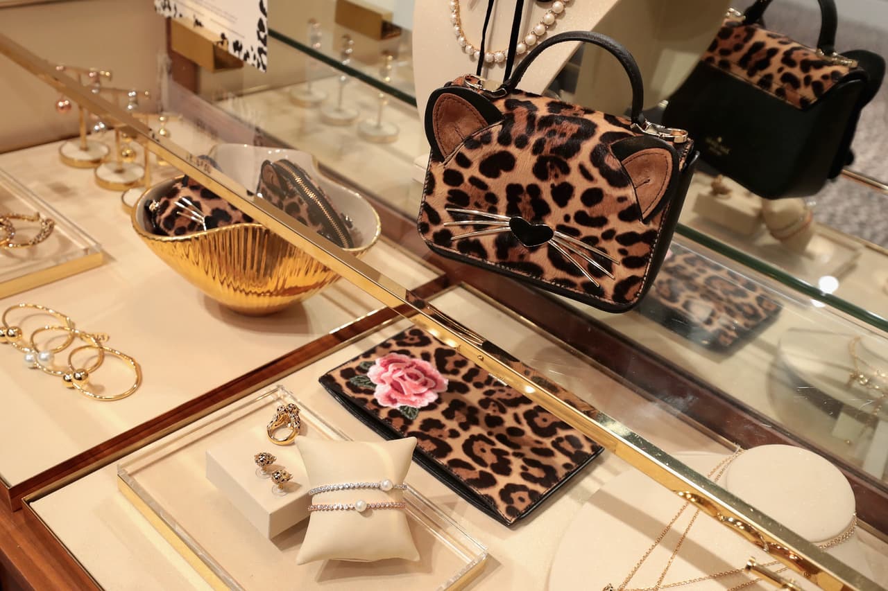 Nutriéndose de la cultura popular, jugando con referencias infantiles, mezclando colores fuertes, Kate Spade logró crear un lenguaje único y accesible que aún sigue siendo muy rentable.