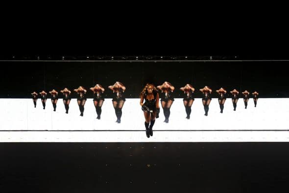 Otra que dejó una huella imborrable en este tipo de tarimas, fue Beyoncé, quien se presentó vestida como Michael Jackson y 
<b>armó una coreografía de infarto en el Super Bowl 2013. </b>