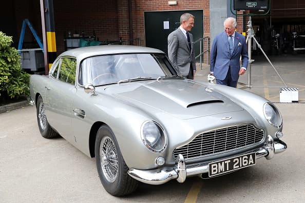 En junio pasado, el príncipe Carlos 
<b><a href="https://www.univision.com/famosos/el-principe-carlos-vive-una-tarde-como-agente-encubierto-gracias-a-james-bond-video" target="_blank">visitó el set</a> </b>donde se está filmando la más reciente entrega de la saga, que por ahora lleva el nombre tentativo de 'Bond 25', que hace referencia a la entrega fílmica 25 de este legendario agente.