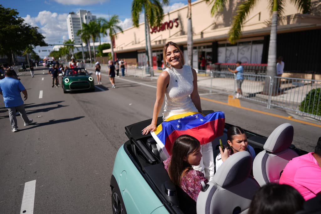 La actriz venezolana Migbelis Castellanos en un carro descapotable durante el Desfile de los Reyes Magos.