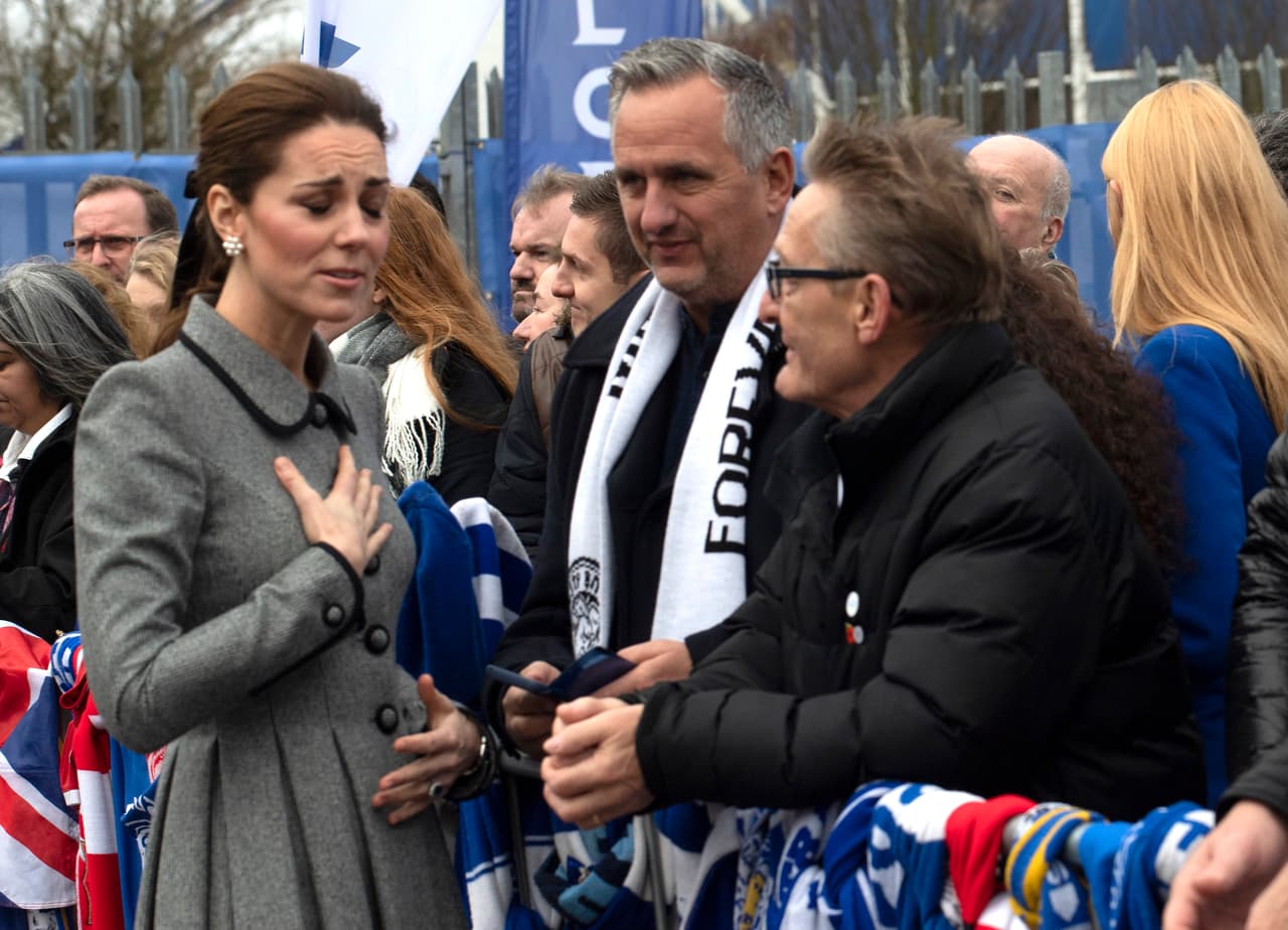 Cuál habría sido el gran problema entre Kate Middleton y Meghan Markle, todavía no ha sido precisado. Lo que sí se ha consignado es que en esos días de mayo, la duquesa de Cambridge estaba muy sensible pues hacía menos de un mes que
<b><a href="https://www.univision.com/entretenimiento/nace-el-hijo-del-principe-william-y-kate-middleton">había dado a luz a su tercer hijo, el príncipe Louis</a></b>.