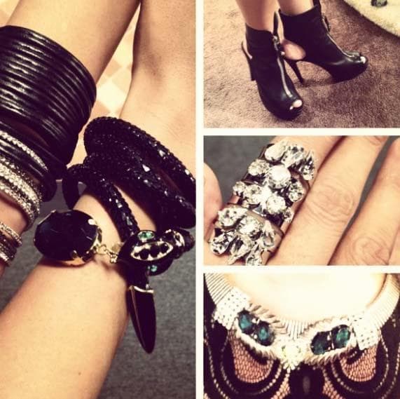 Pulseras, collares, anillos y zapatos son un componente clave en el vestuario de Galilea Montijo.