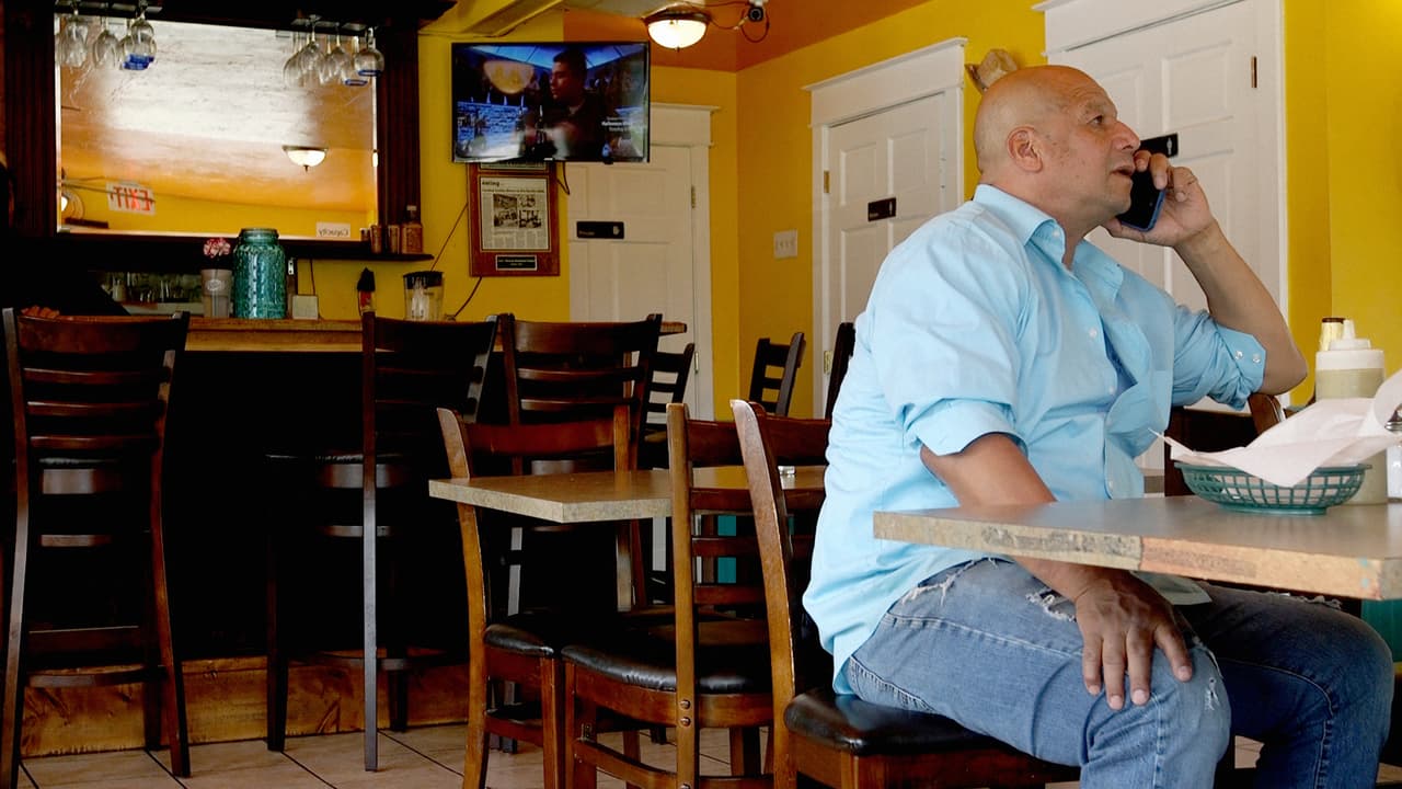 En el restaurante Maldonado de su compadre Juan, que lo visitó en la cárcel y lo ayuda en estos días duros en los que trata de reconstruir su vida.