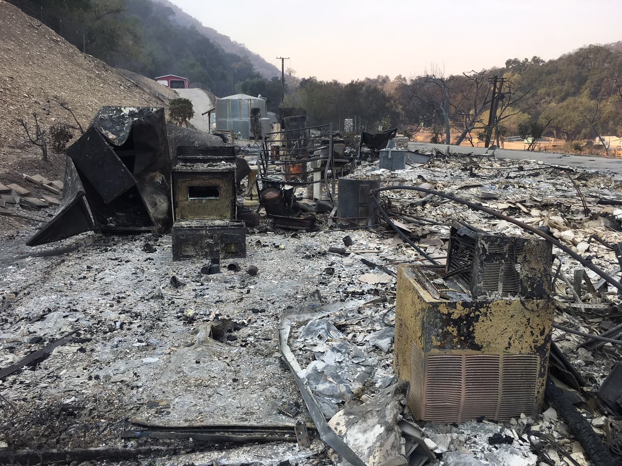 Una estructura calcinada por el fuego en Santa Paula, en el condado de Ventura.