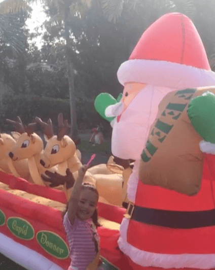 En esta fotografía podemos ver a Giulietta dándole de comer a Santa. Ella sí sabe cómo quedar bien para que le lleguen regalos.