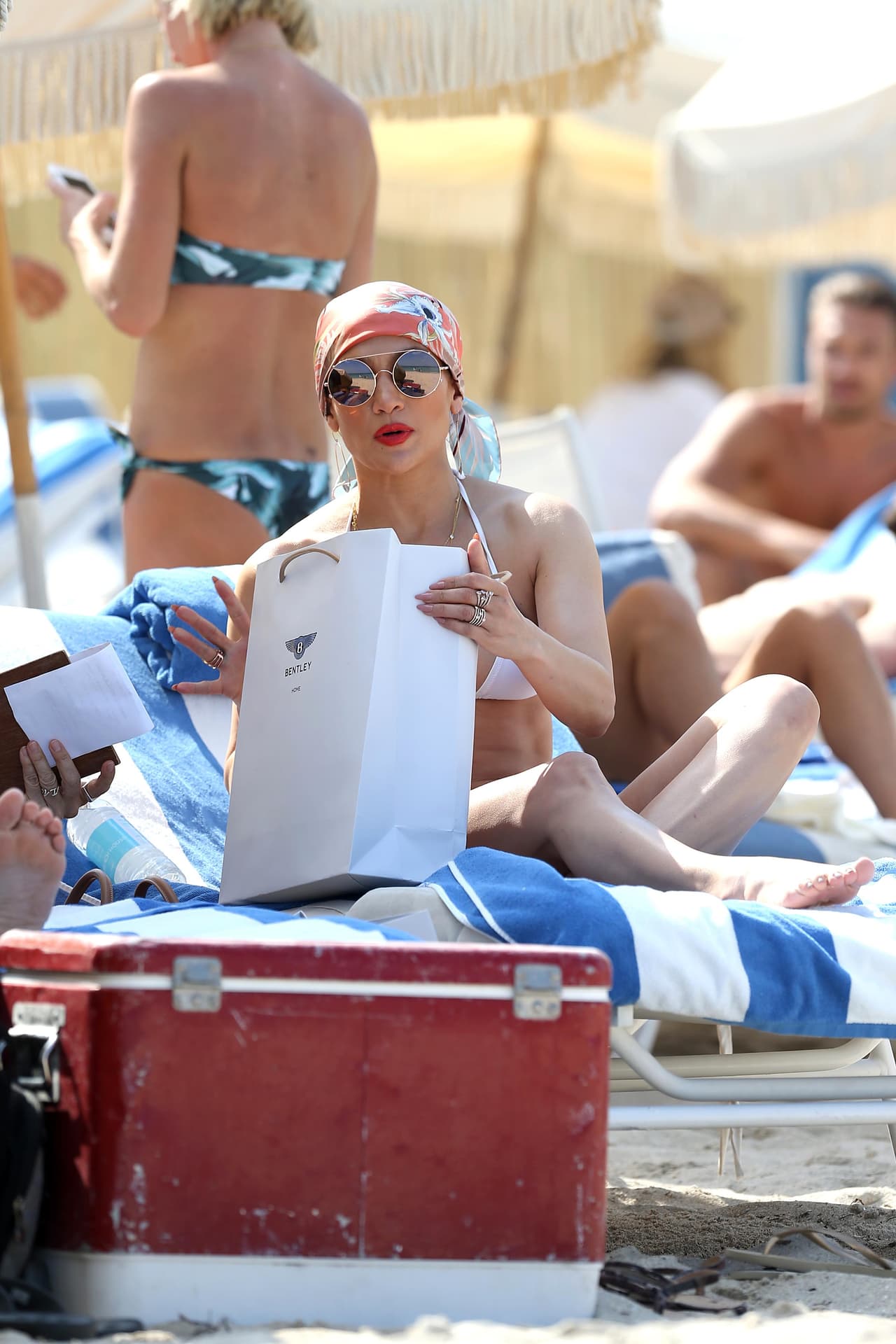 Agarró unas bolsas que tenía a su lado.