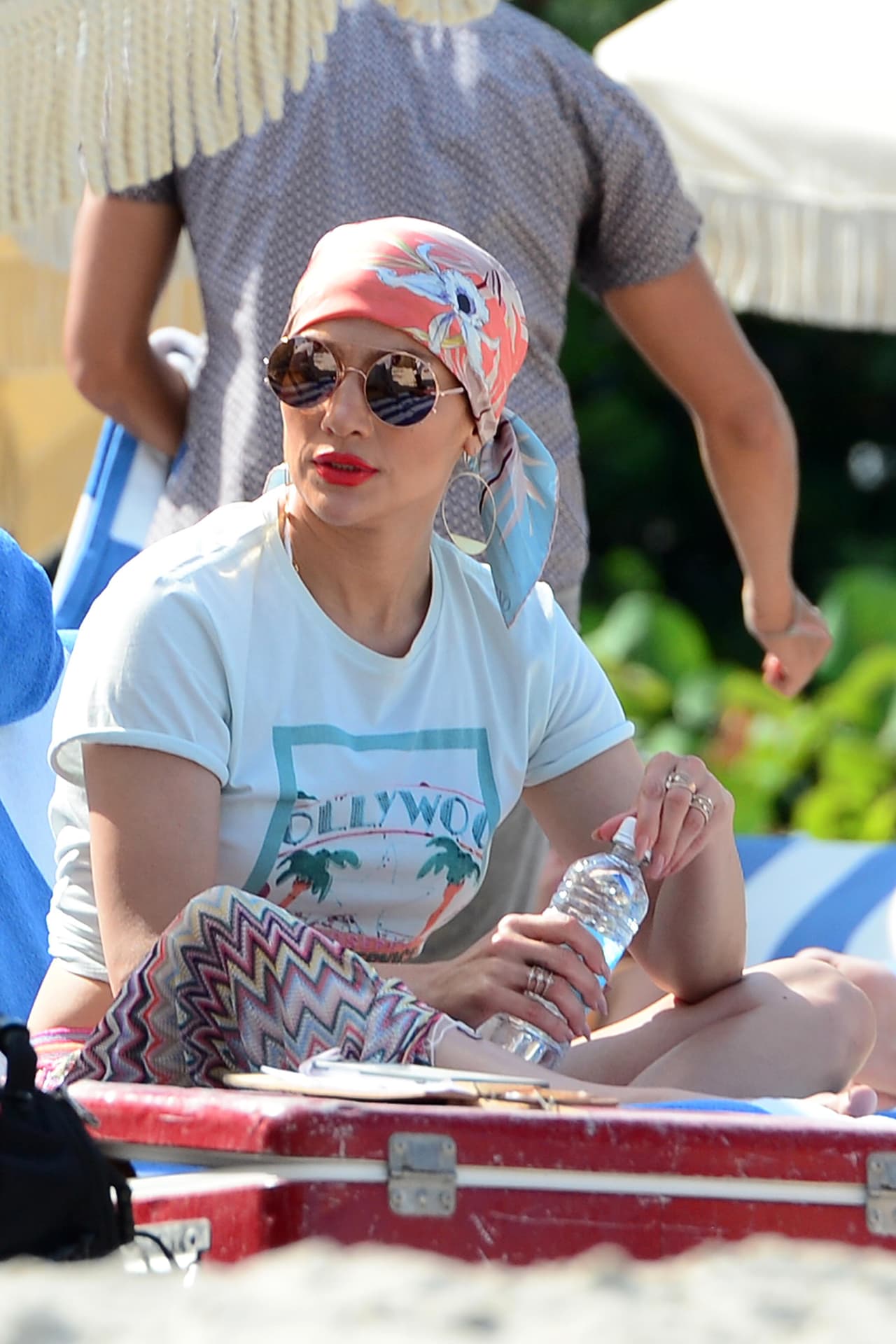 Pero más adelante decidió cubrirse y ponerse una playera.